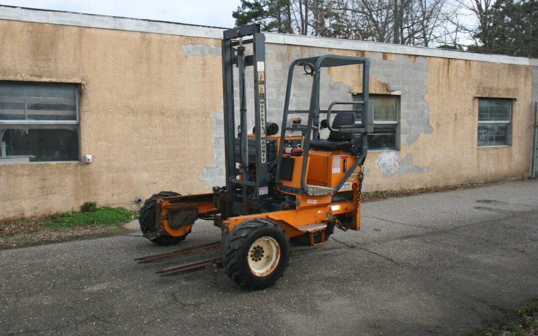 Buying Used Forklifts: Gas Forklifts vs Electric Forklifts