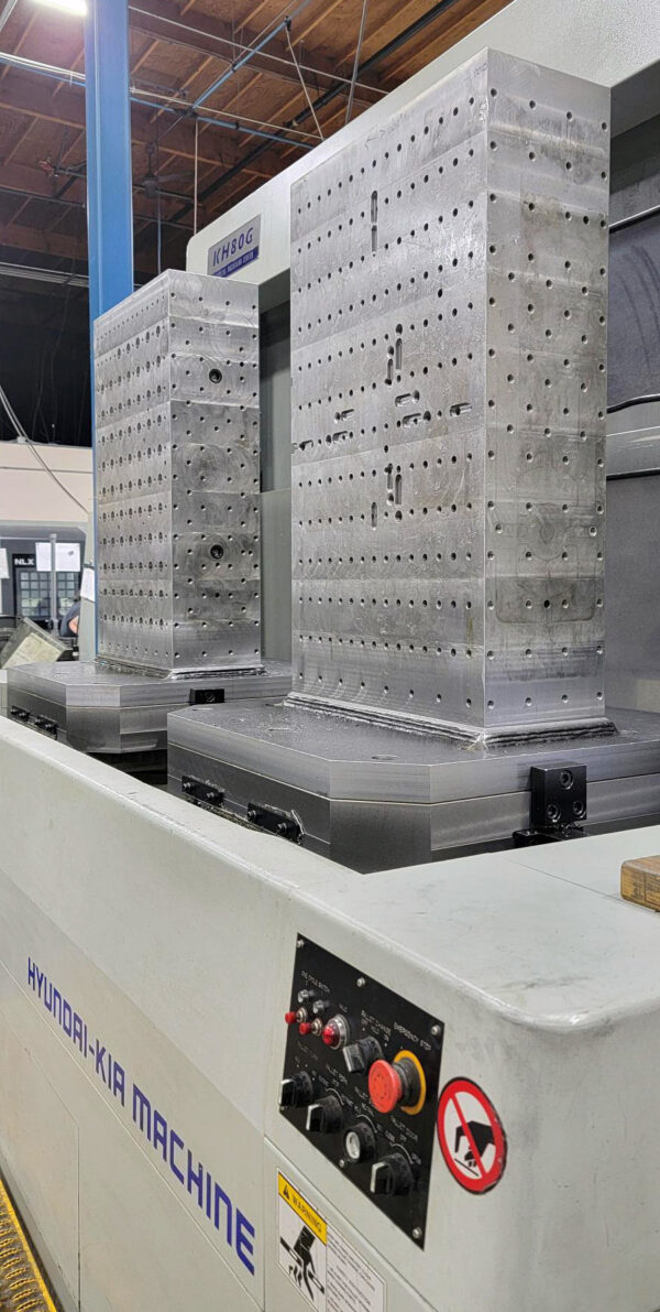 Hyundai Wia KH80G 800mm HMC, 2007 - 1000 PSI Coolant Thru Spindle, Cat 50, 80 ATC, Chip Conveyor, 32" Pallet - Image 3