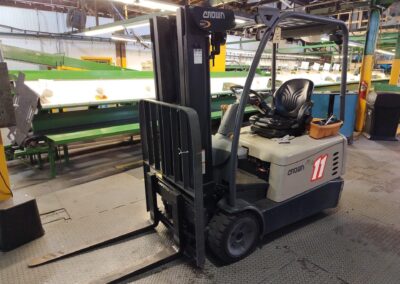 crown 5700 series forklift with sideshift and tilt