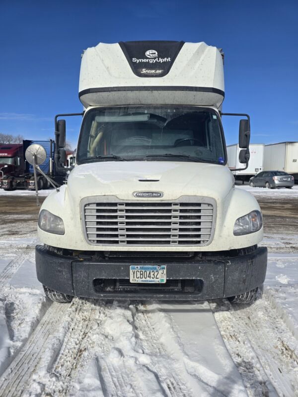 Freightliner M2 26' Straight Truck w/ Liftgate, 2014