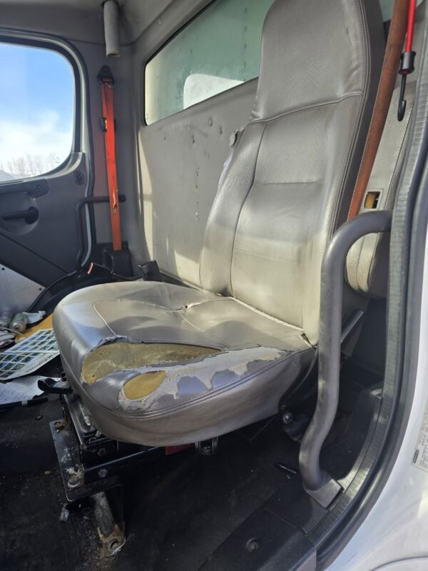 Freightliner M2 26' Straight Truck w/ Liftgate, 2014 - Image 19