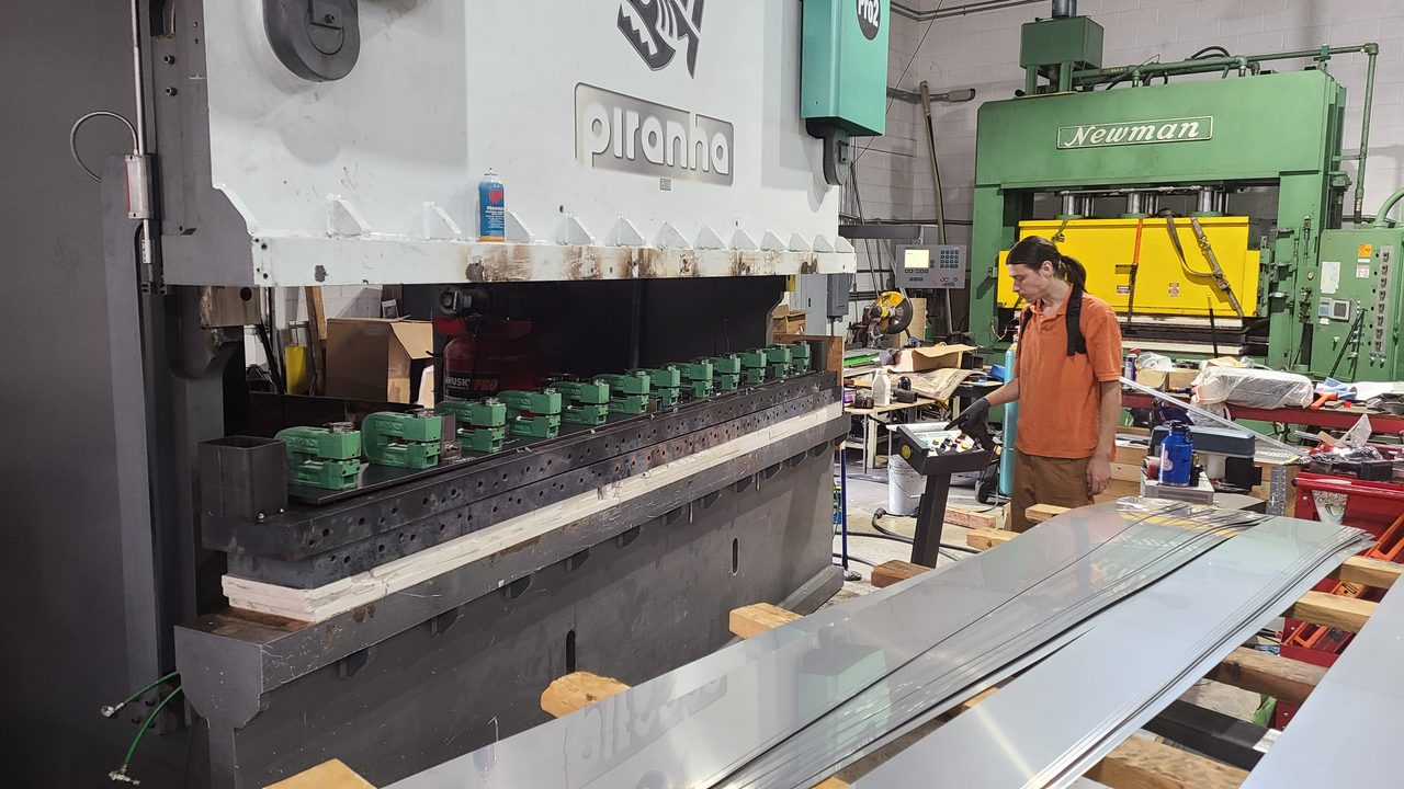 12' x 275 Ton Piranha Pro Series 2 CNC Hydraulic Press Brake, 2000 - Delem CNC Control - Set up for Stamping