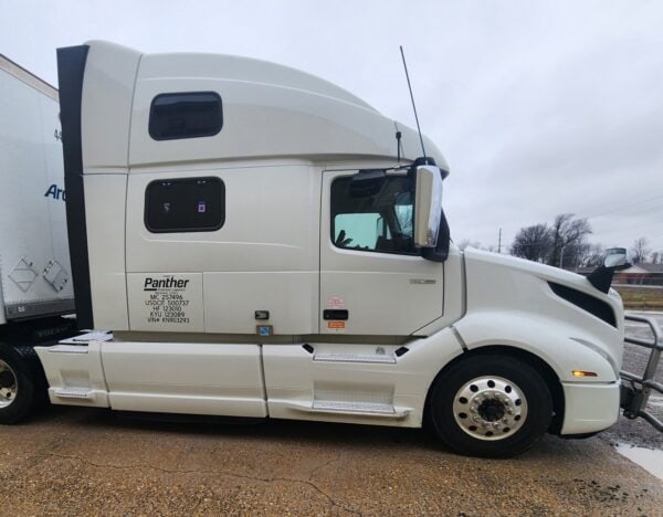 Volvo VNL860 Sleeper Truck, 2019 - ~1,000,000 Miles - Image 2