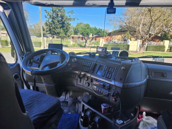 Volvo VNL860 Sleeper Truck, 2019 - ~1,000,000 Miles - Image 10