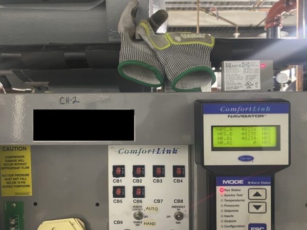 175 Ton Carrier 30HXC186RZE660 Chiller, 2004 - Image 3