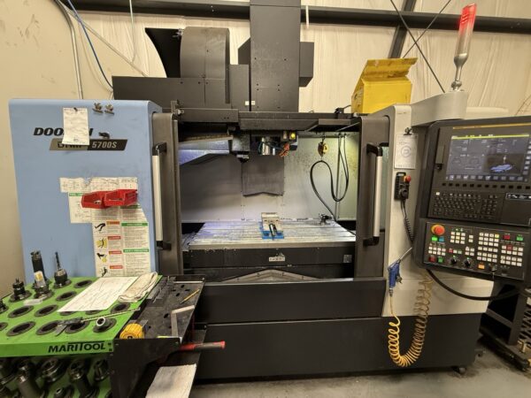 Doosan DNM 5700S CNC Vertical Machining Center, 2022 - FANUC 0i-Plus control withiHMi touch screen interface, 40 ATC and 15Kspindle
