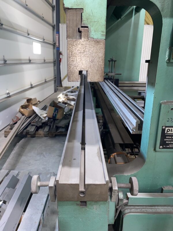 175 Ton x 12' Piranha CNC Press Brake 17512, CNC Backguage, Tooling Included - Image 7