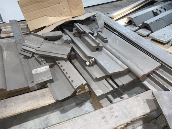175 Ton x 12' Piranha CNC Press Brake 17512, CNC Backguage, Tooling Included - Image 11