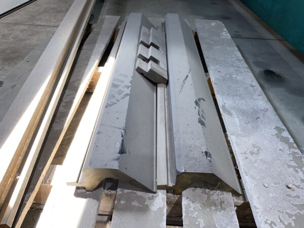175 Ton x 12' Piranha CNC Press Brake 17512, CNC Backguage, Tooling Included - Image 12