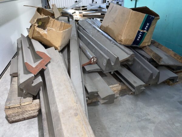 175 Ton x 12' Piranha CNC Press Brake 17512, CNC Backguage, Tooling Included - Image 14