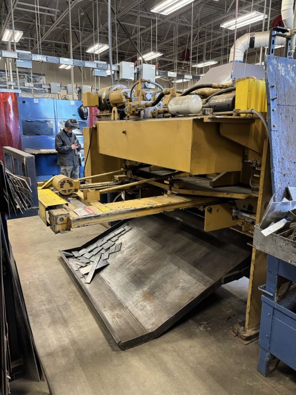 3/8" X 6' Standard AS375-6 Hydraulic Shear, 2001 - owned by a School digital back gauge ￼ - Image 4