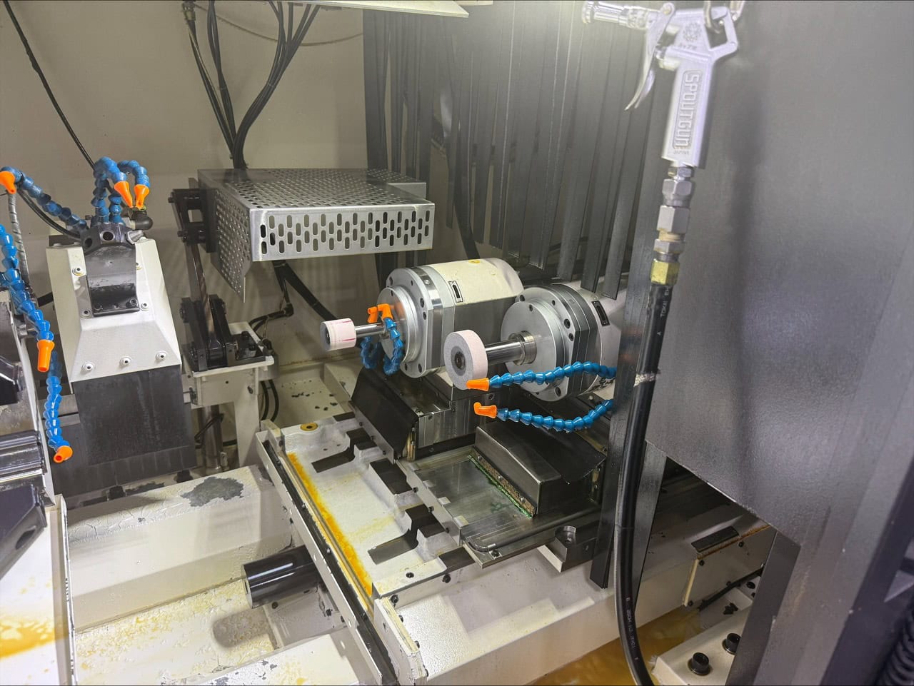 Okuma GI-20N II CNC Grinder, 2019 - Microcentric Chuck, Rotary Dresser, Auto Door - Image 6
