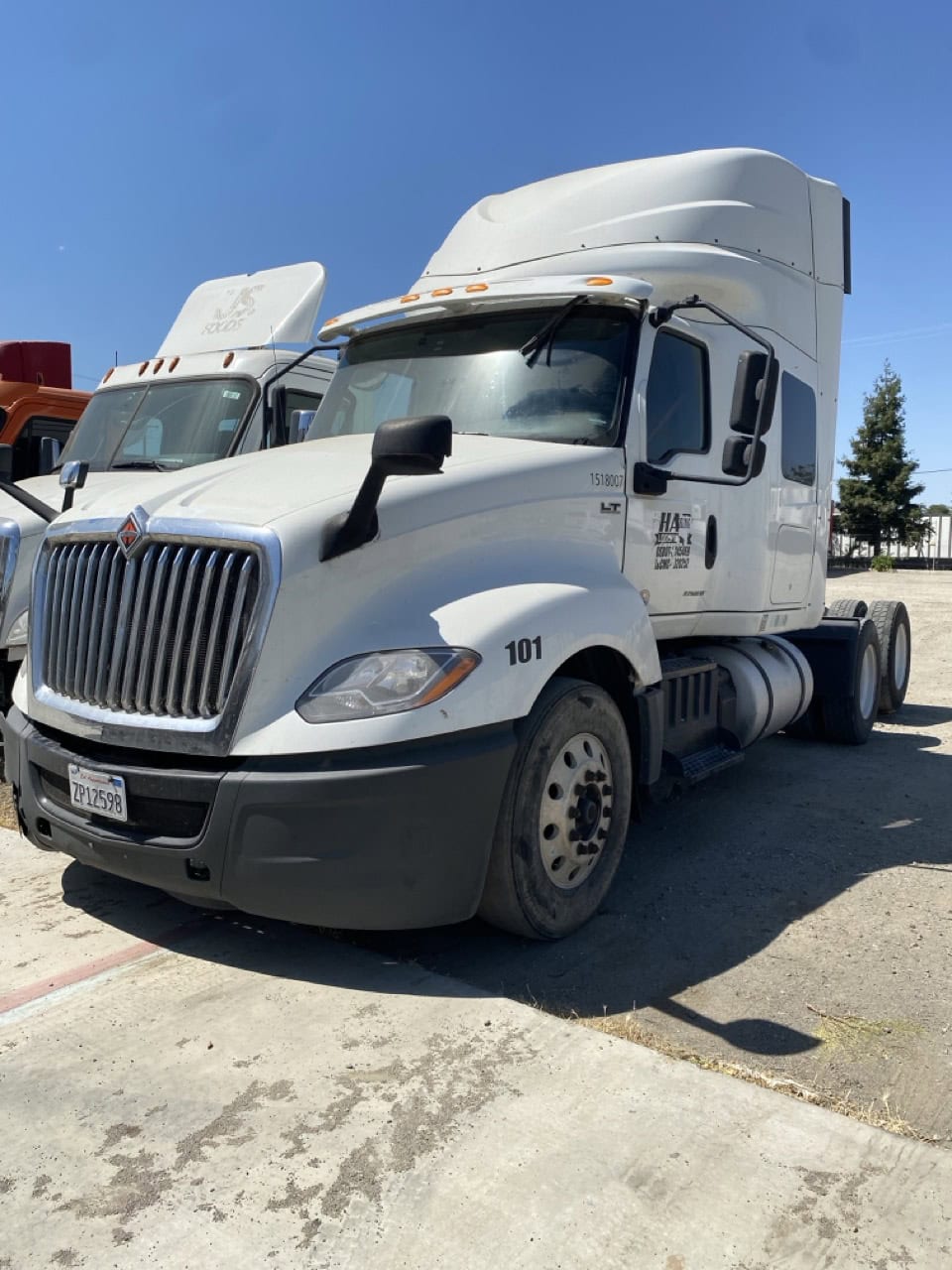 International LT625 Sleeper Truck, 2018 – Cummins X15, 72" Sleeper, Automatic - Image 3