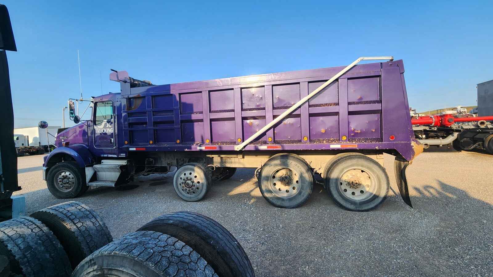 Kenworth T800 Dump Truck, 2004 - Cummins Diesel, 8LL Transmission, 18′ Steel Body