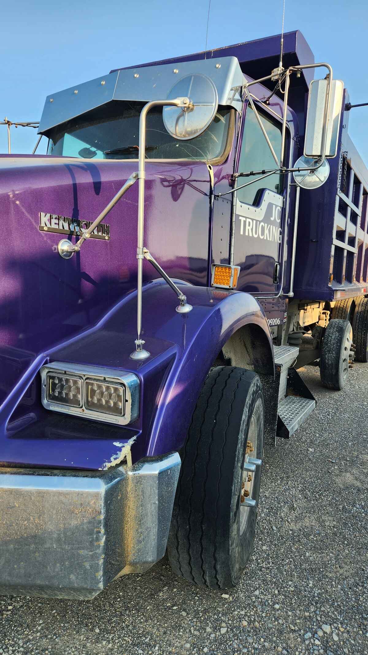 Kenworth T800 Dump Truck, 2004 - Cummins Diesel, 8LL Transmission, 18′ Steel Body - Image 3