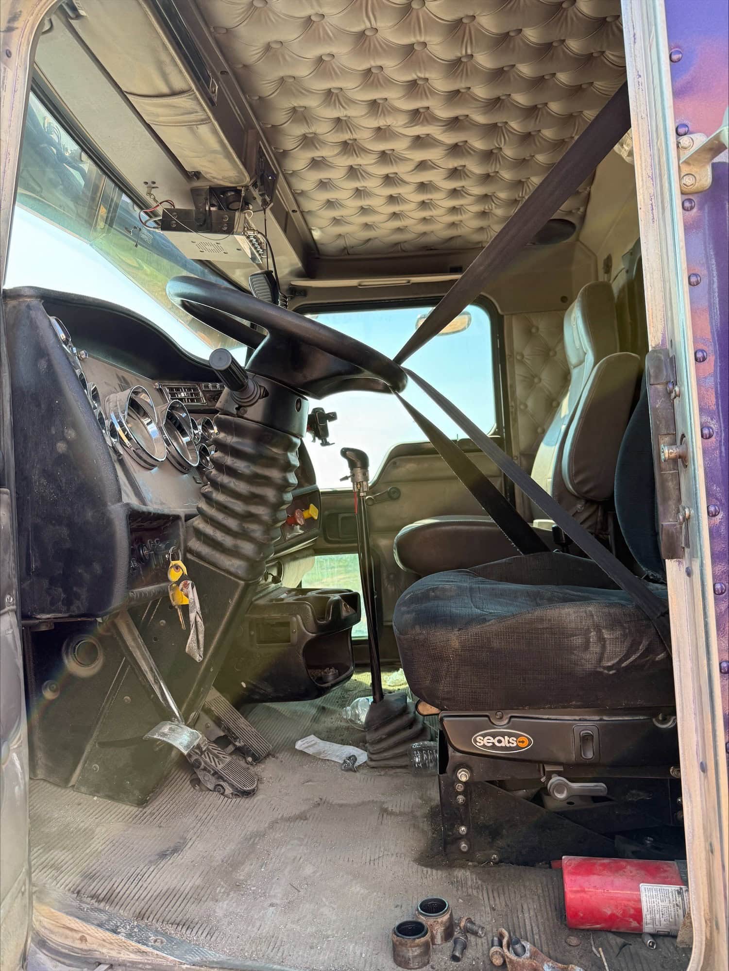 Kenworth T800 Dump Truck, 2004 - Cummins Diesel, 8LL Transmission, 18′ Steel Body - Image 5