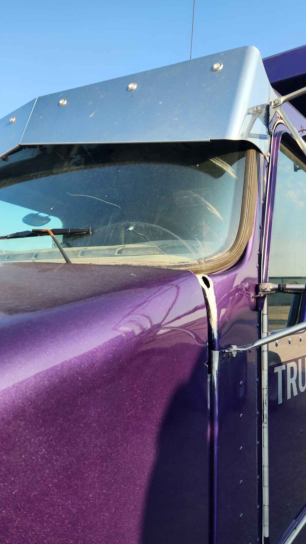 Kenworth T800 Dump Truck, 2004 - Cummins Diesel, 8LL Transmission, 18′ Steel Body - Image 11