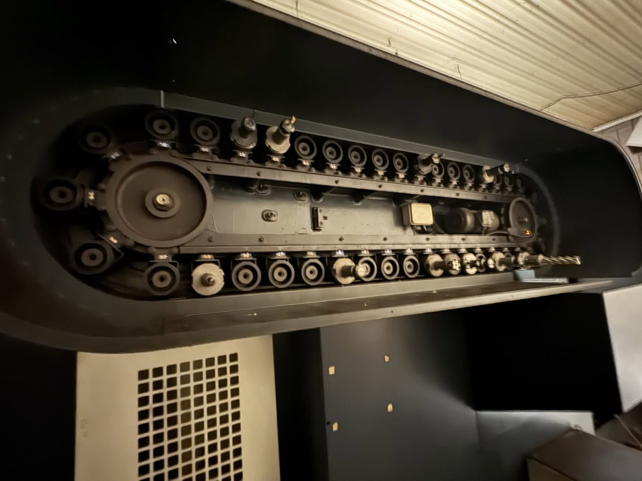 Johnford DMC 2600SH VMC, 2002 - Coolant Through Spindle, Chip Conveyor, Spindle Chiller - Image 2