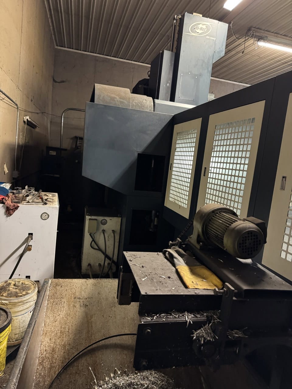 Johnford DMC 2600SH VMC, 2002 - Coolant Through Spindle, Chip Conveyor, Spindle Chiller - Image 4