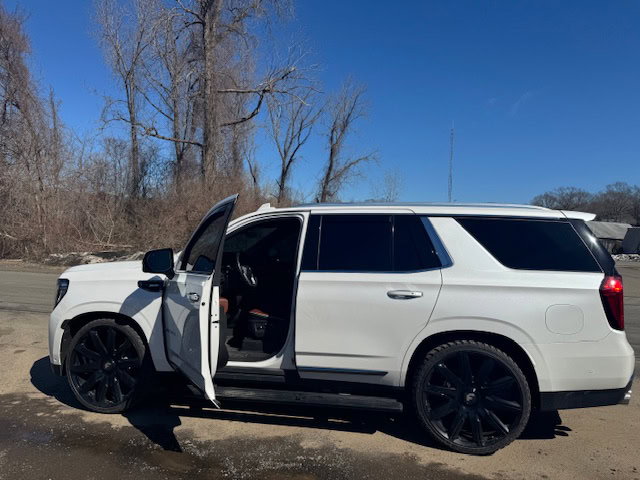 2023 GMC Yukon Denali Ultimate – 6.2L V8 | 4WD - Image 9