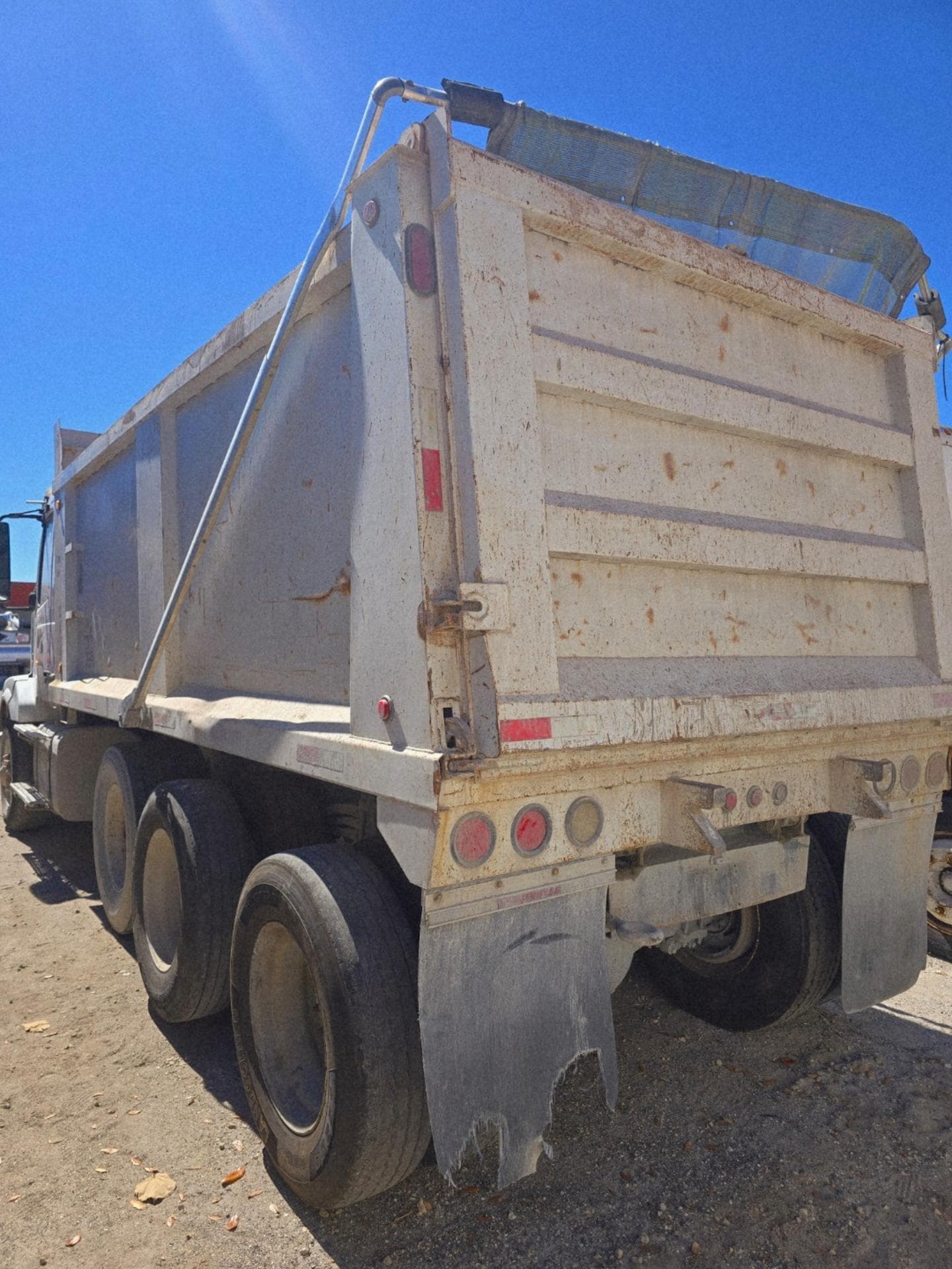 Volvo VNL Tri-Axle Dump Truck, 2012 - Volvo D13 - Image 5