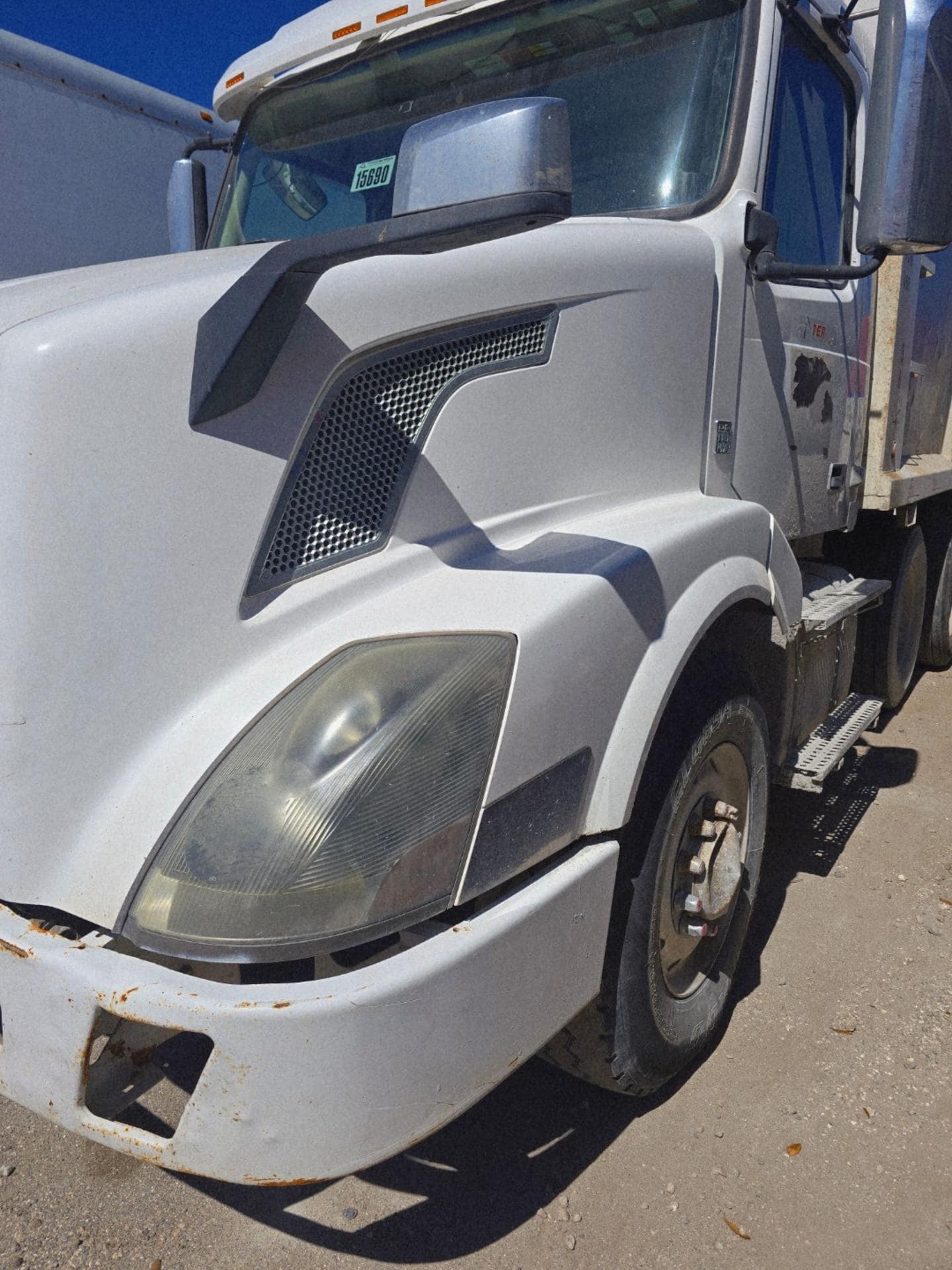 Volvo VNL Tri-Axle Dump Truck, 2012 - Volvo D13 - Image 8