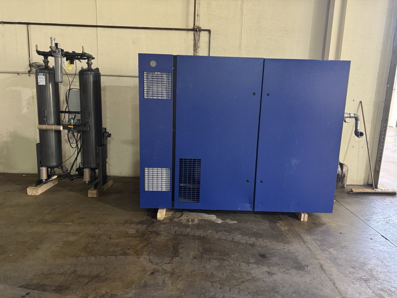 75 HP Quincy QOFT-75V Oil Free Compressor w/ Parker Airtek Dryer, 2023 - 978 Hours, Air Tank Included - Image 2