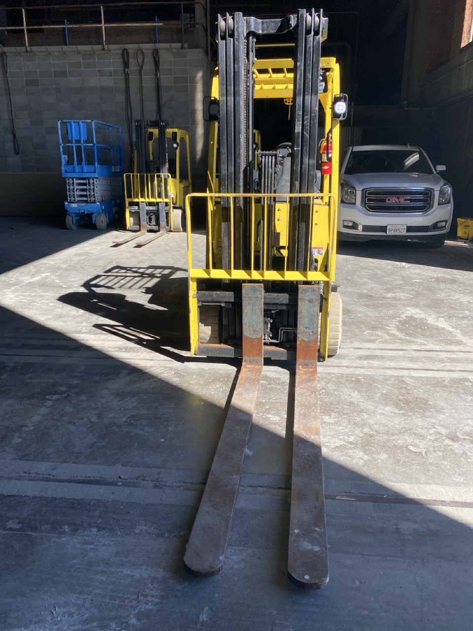 Hyster E70XN Electric Cushion Tire Forklift, 2020 - 7,000 lb Capacity, AC Drive, Sit-Down Rider - Image 3