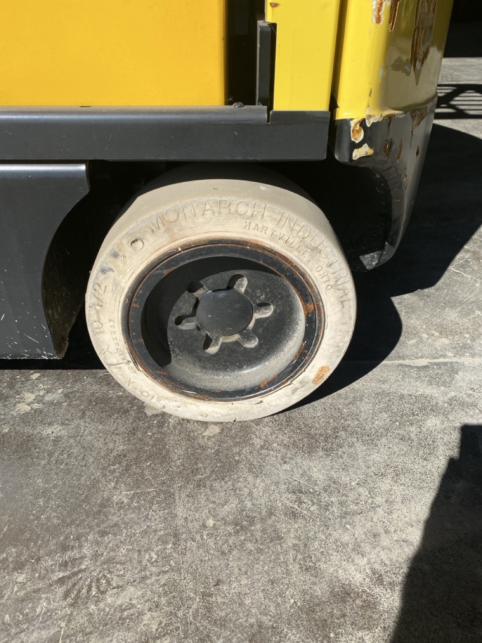 Hyster E70XN Electric Cushion Tire Forklift, 2020 - 7,000 lb Capacity, AC Drive, Sit-Down Rider - Image 8