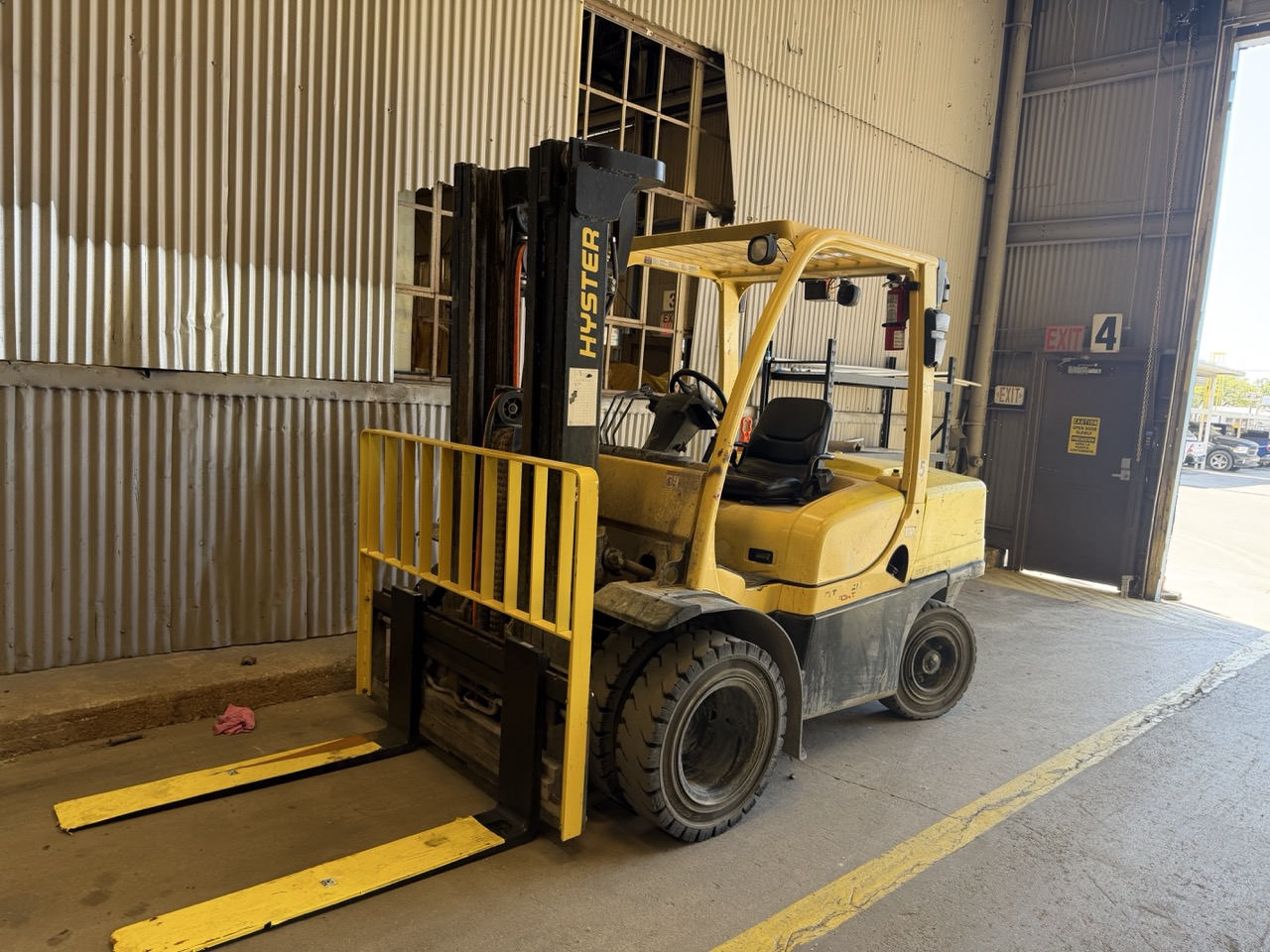 Hyster H90FT 9,000 LB Pneumatic Tire Forklift, 2020 - Diesel, Side Shift, 3 Stage Mast