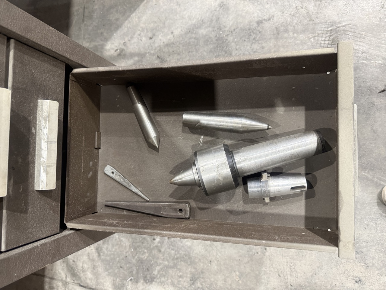 23" x 118" TUDA Tudormax Engine Lathe - with Tooling - Image 10