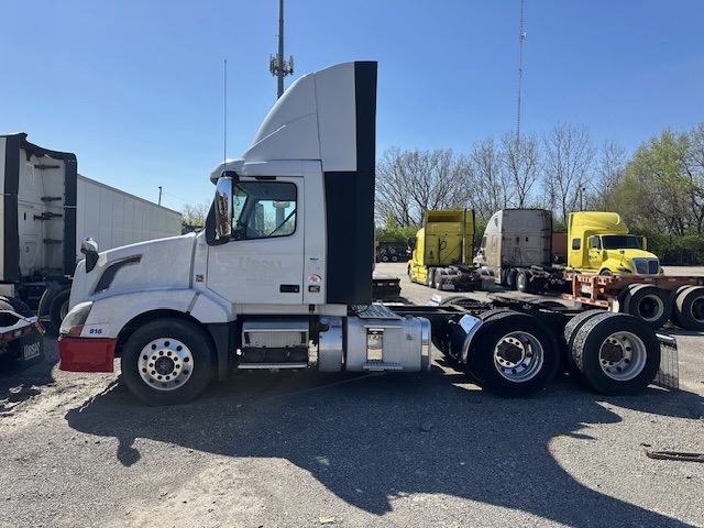 Volvo VNL Day Cab Semi Truck, 2015 - Volvo D13, I-Shift, Air Ride - Image 9
