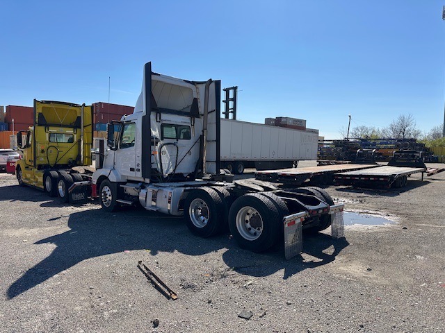 Volvo VNL Day Cab Semi Truck, 2015 - Volvo D13, I-Shift, Air Ride - Image 10