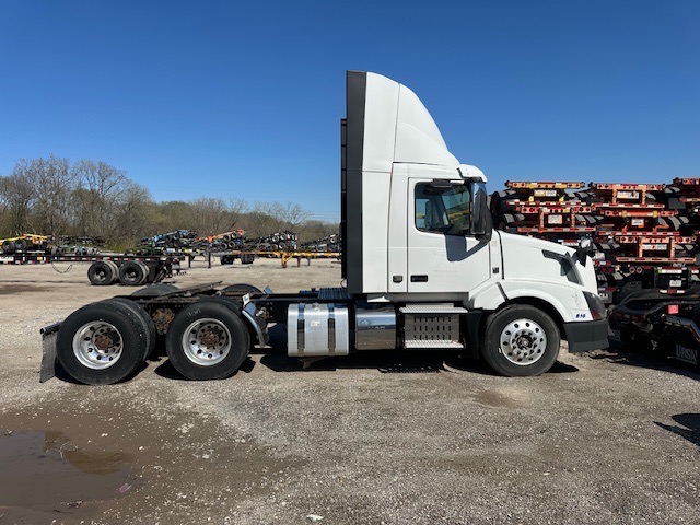 Volvo VNL Day Cab Semi Truck, 2015 - Volvo D13, I-Shift, Air Ride - Image 11