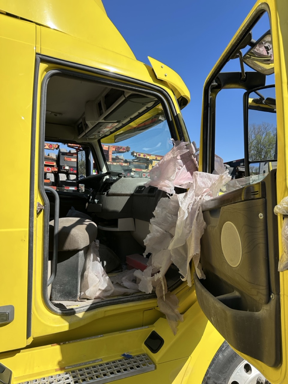 Volvo VNL Day Cab Semi Truck, 2017 - Volvo D13, I-Shift, Air Ride - Image 10