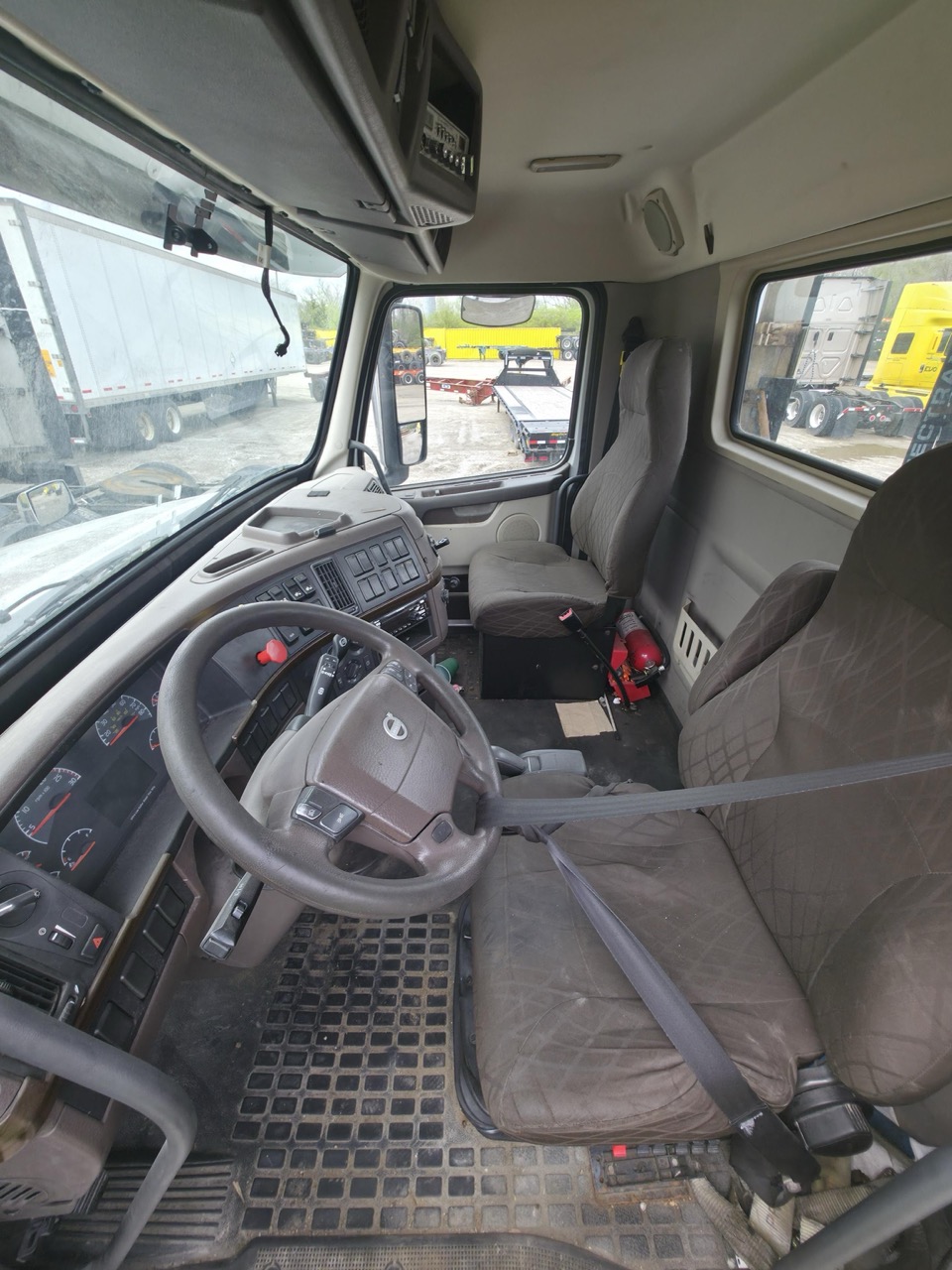 Volvo VNL Day Cab Semi Truck, 2015 - Volvo D13, I-Shift, Air Ride - Image 12