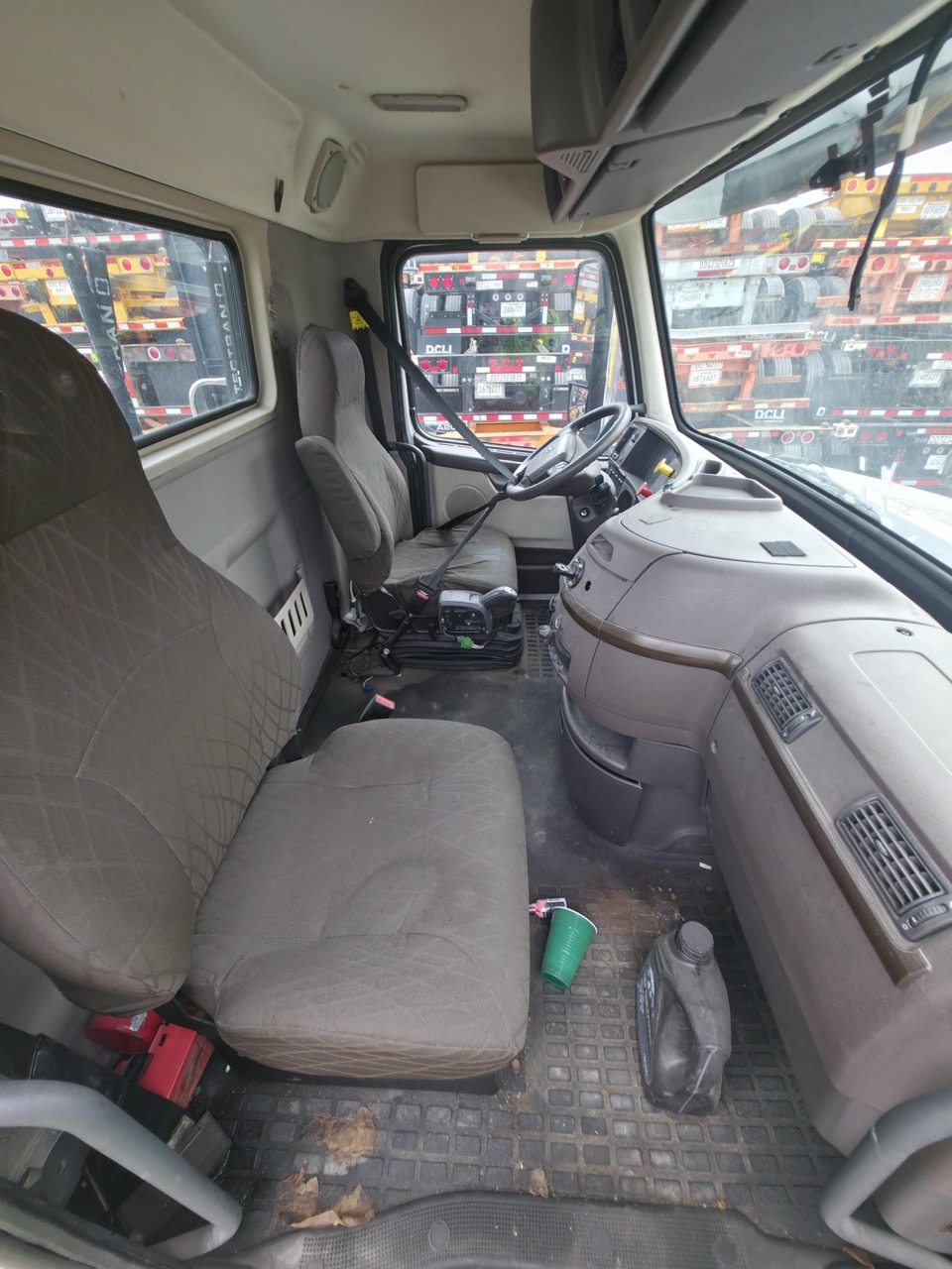Volvo VNL Day Cab Semi Truck, 2015 - Volvo D13, I-Shift, Air Ride - Image 13