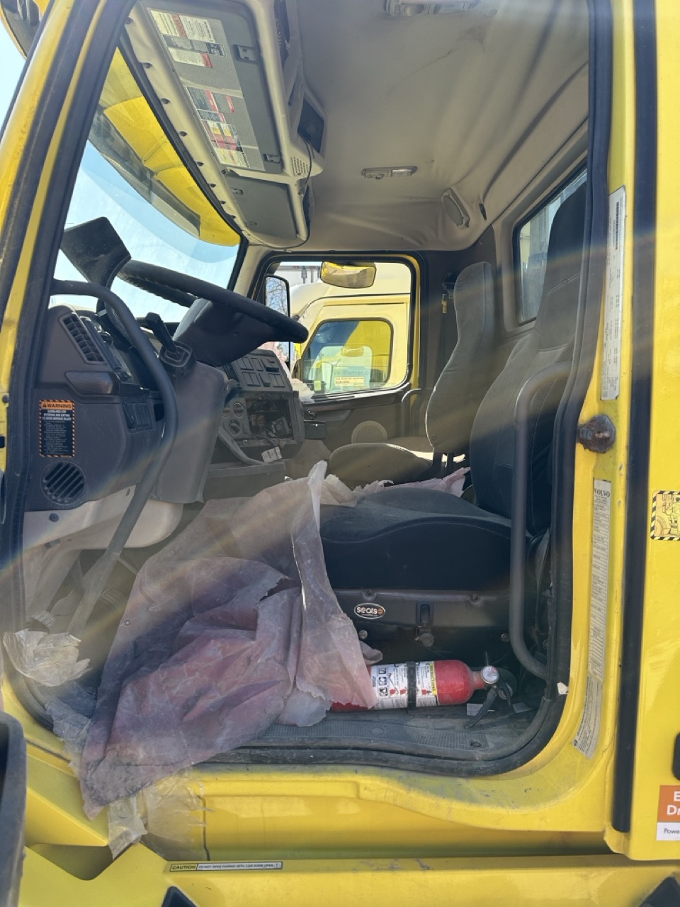 Volvo VNL Day Cab Semi Truck, 2017 - Volvo D13, I-Shift, Air Ride - Image 12