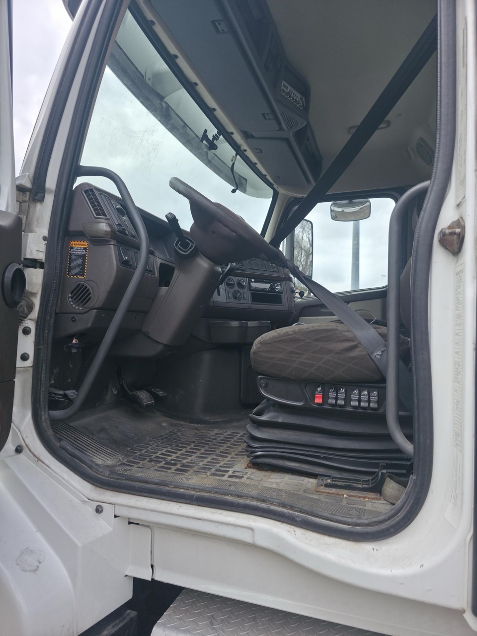 Volvo VNL Day Cab Semi Truck, 2015 - Volvo D13, I-Shift, Air Ride - Image 14