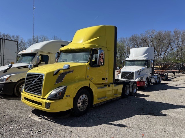 Volvo VNL Day Cab Semi Truck, 2017 - Volvo D13, I-Shift, Air Ride - Image 2