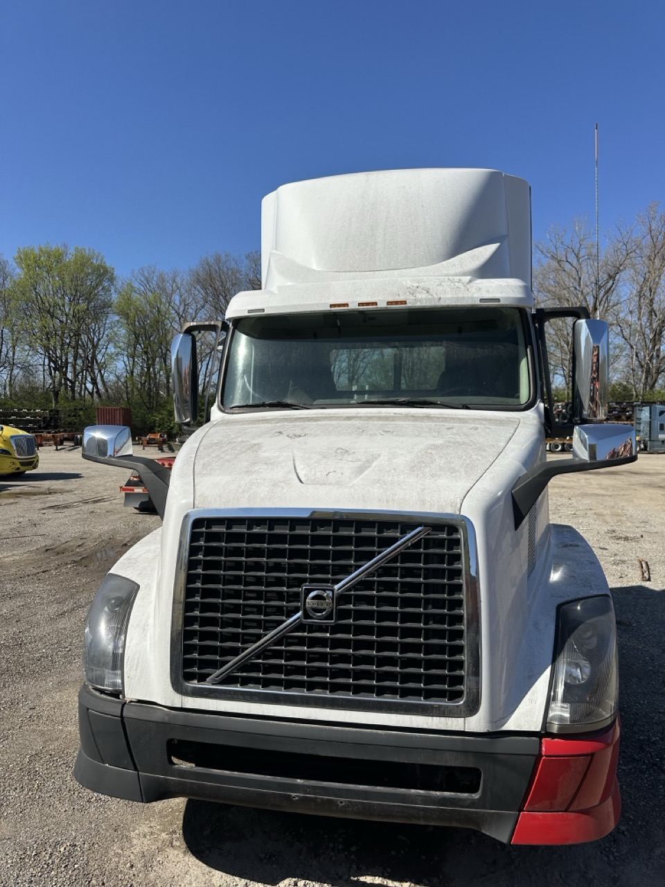 Volvo VNL Day Cab Semi Truck, 2015 - Volvo D13, I-Shift, Air Ride - Image 3
