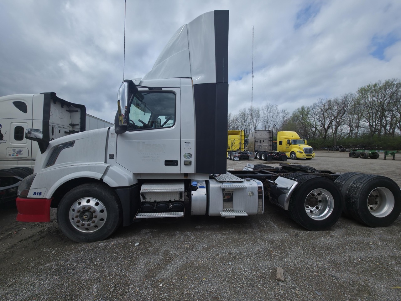 Volvo VNL Day Cab Semi Truck, 2015 - Volvo D13, I-Shift, Air Ride - Image 4