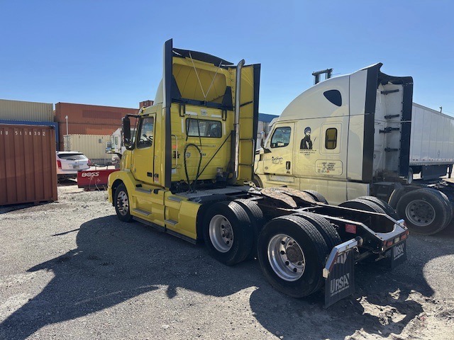 Volvo VNL Day Cab Semi Truck, 2017 - Volvo D13, I-Shift, Air Ride - Image 4