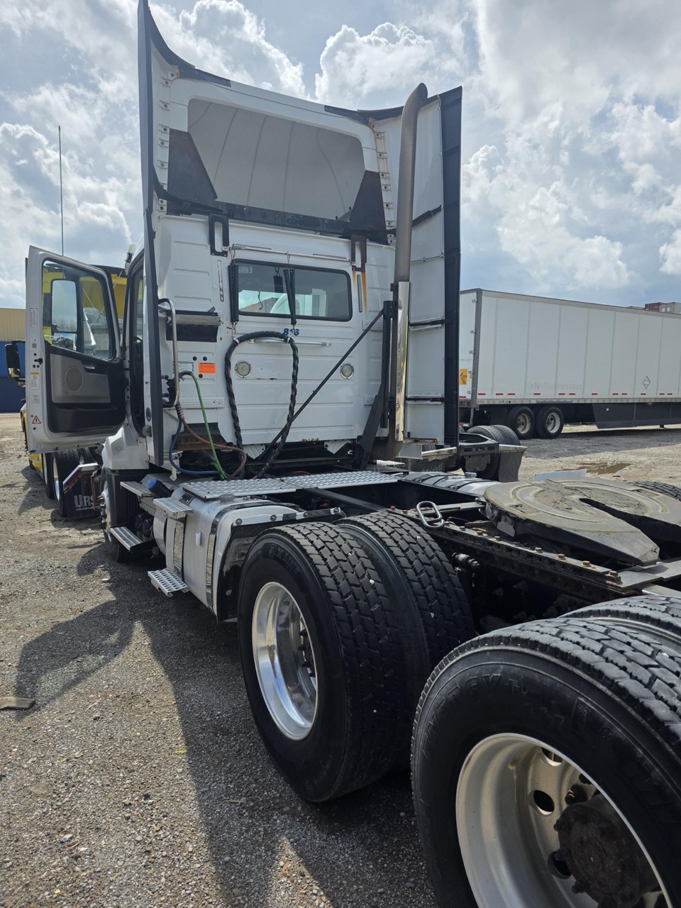 Volvo VNL Day Cab Semi Truck, 2015 - Volvo D13, I-Shift, Air Ride - Image 7