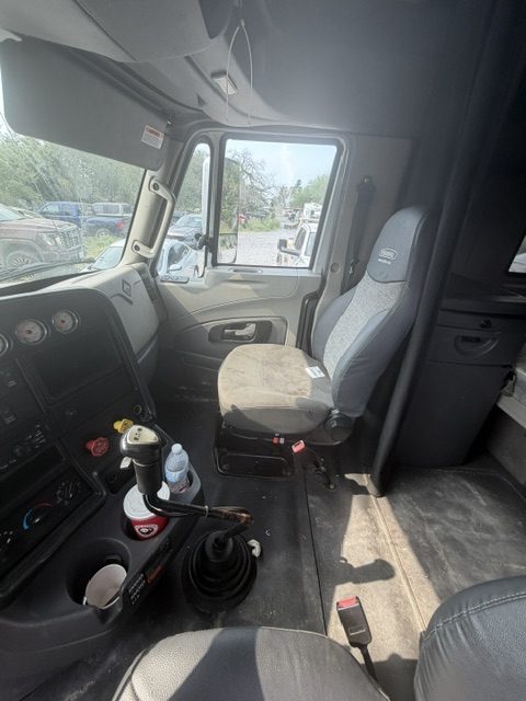 International ProStar Sleeper Truck, 2014 – Class 8 Tandem Axle Semi Tractor w/ Diesel Engine, Sleeper Cab & Air Ride Suspension - Image 5