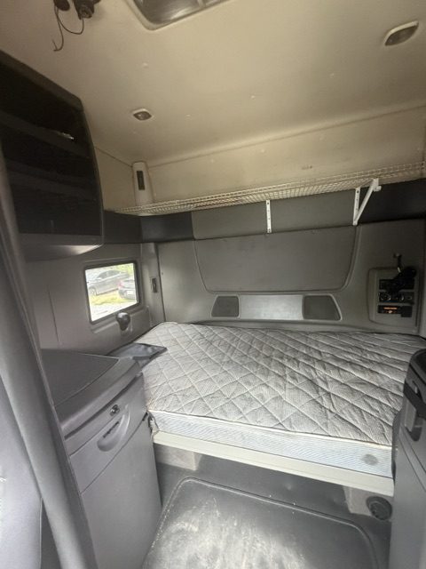 International ProStar Sleeper Truck, 2014 – Class 8 Tandem Axle Semi Tractor w/ Diesel Engine, Sleeper Cab & Air Ride Suspension - Image 11