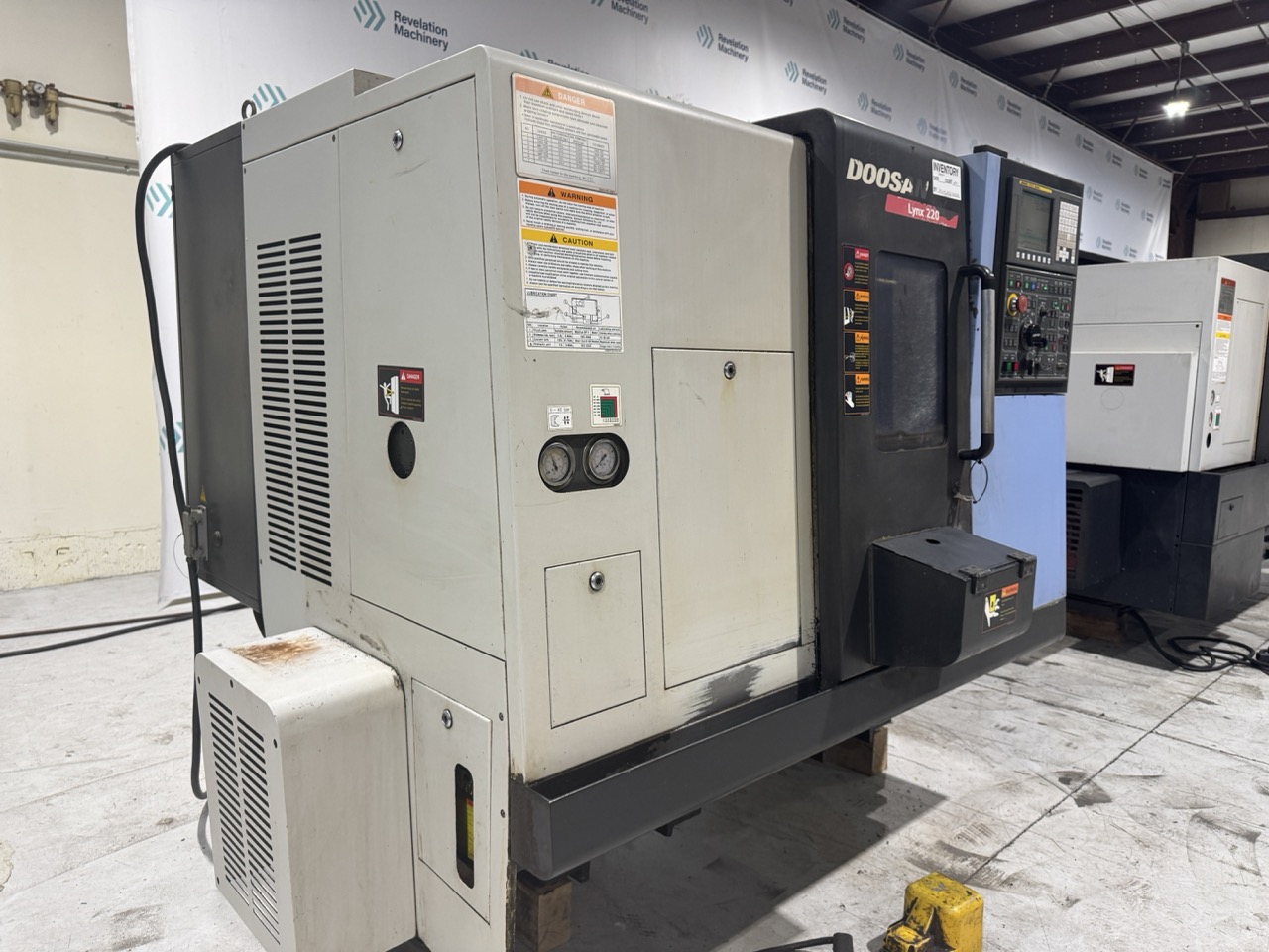 DOOSAN LYNX 220A CNC Lathe, 2011 - with SMW Bar feed - Image 2