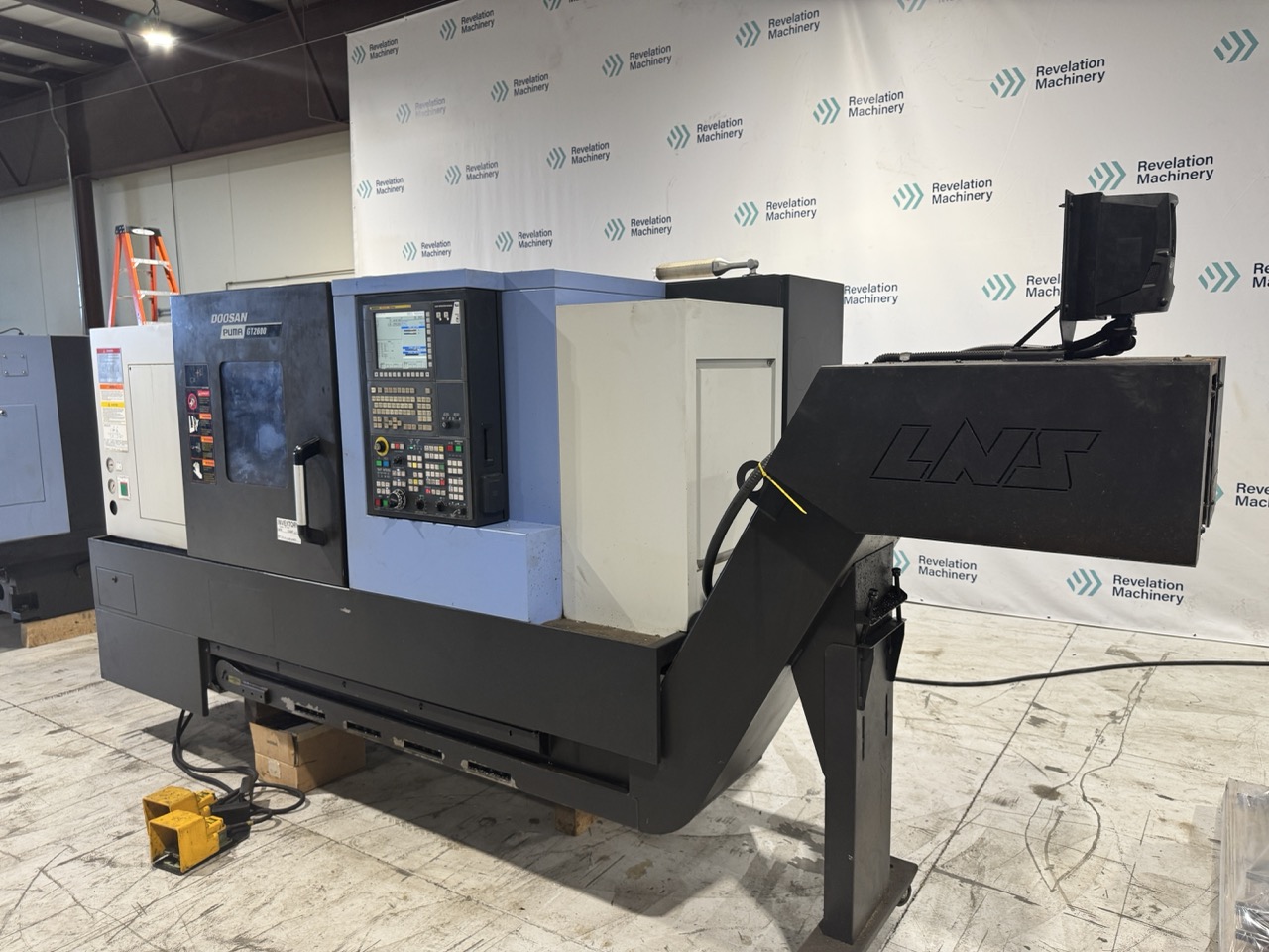 Doosan PUMA GT2600 CNC Lathe, 2017 - Presetter, Chip Conveyor - Image 2