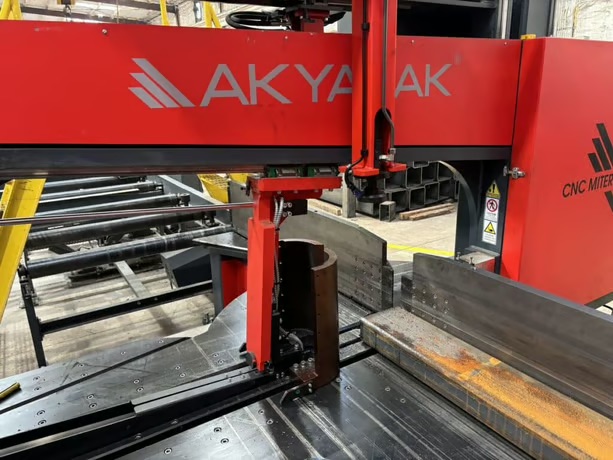 Akyapak 3ADM 1200 3-Spindle 10-Axis CNC Drilling Line, 2025 - 51" x 23" AST1300 Double Miter Bandsaw, Chip Conveyor, Transfer Tables - Image 5