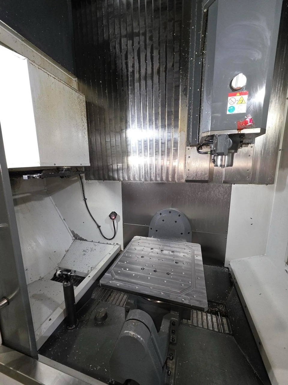 Haas UMC-1000 5-Axis CNC UMC, 2021 - 10-Pallet Changer, 15,000 RPM Spindle, WIPS, Through-Spindle Coolant, Chip Conveyor, Rigid Tapping - Image 8